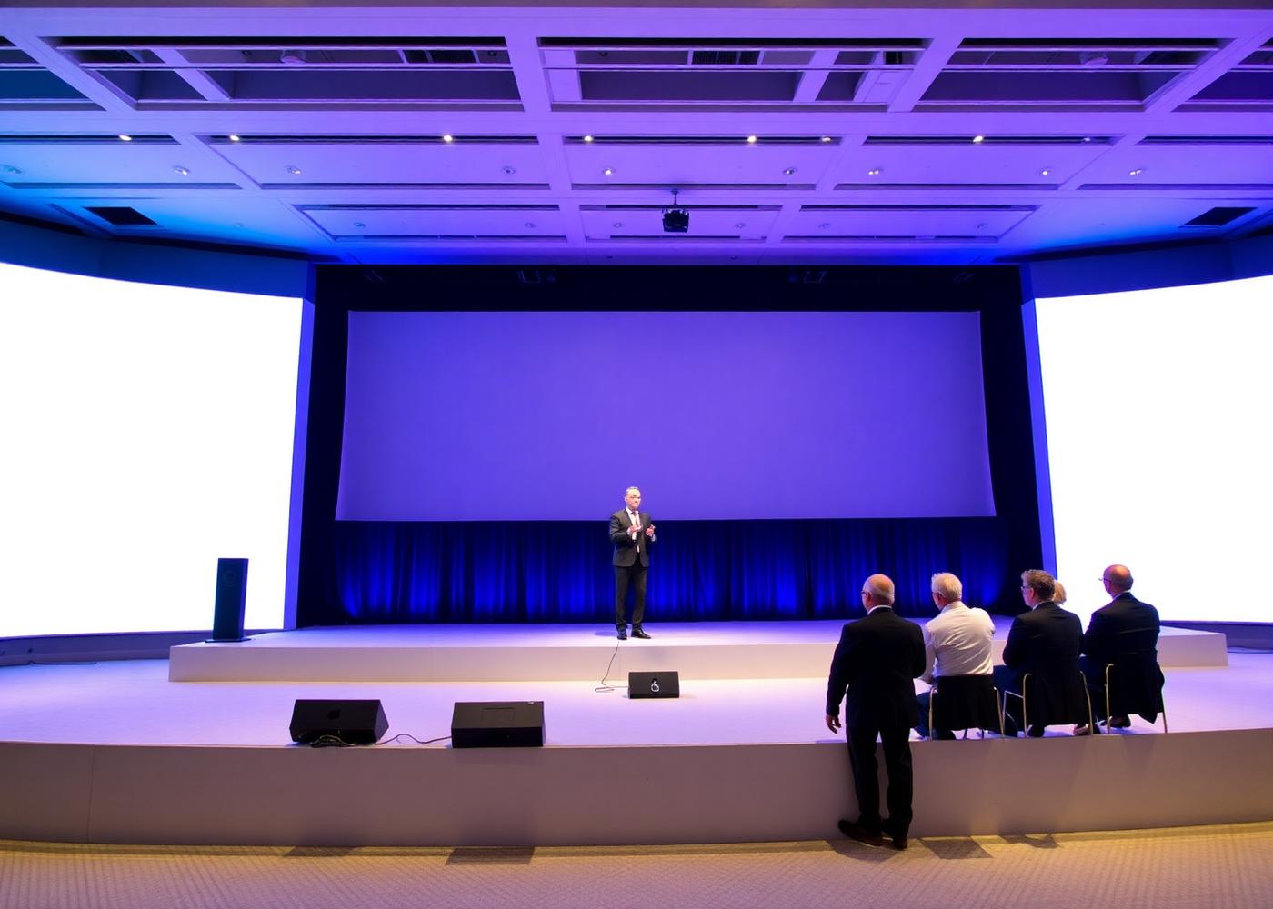 Előadó a színpadon egy vállalati konferencián